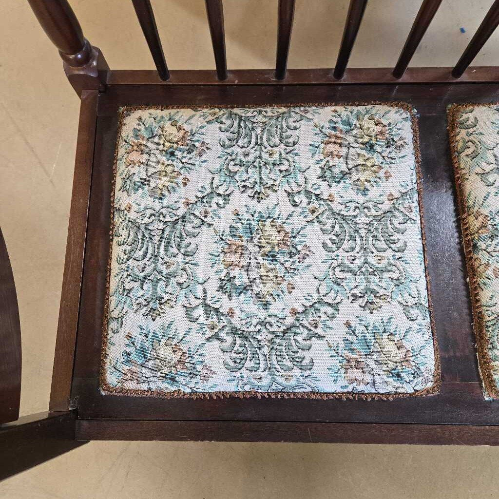 VTG SPINDLE BACK SETTEE
