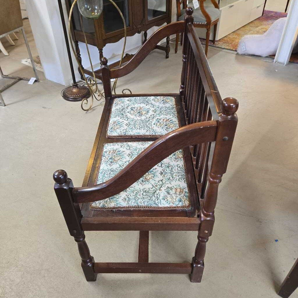 VTG SPINDLE BACK SETTEE