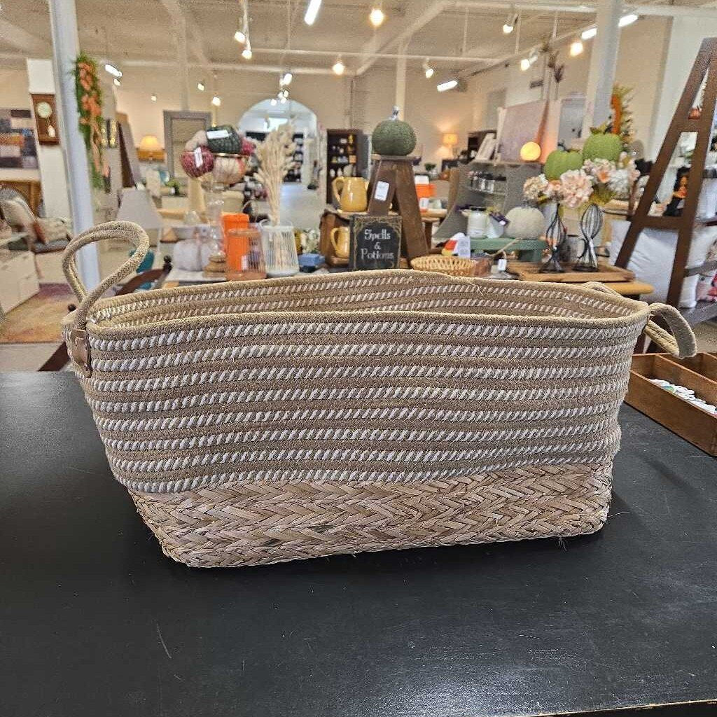 OVAL WOVEN BASKET W/HANDLES