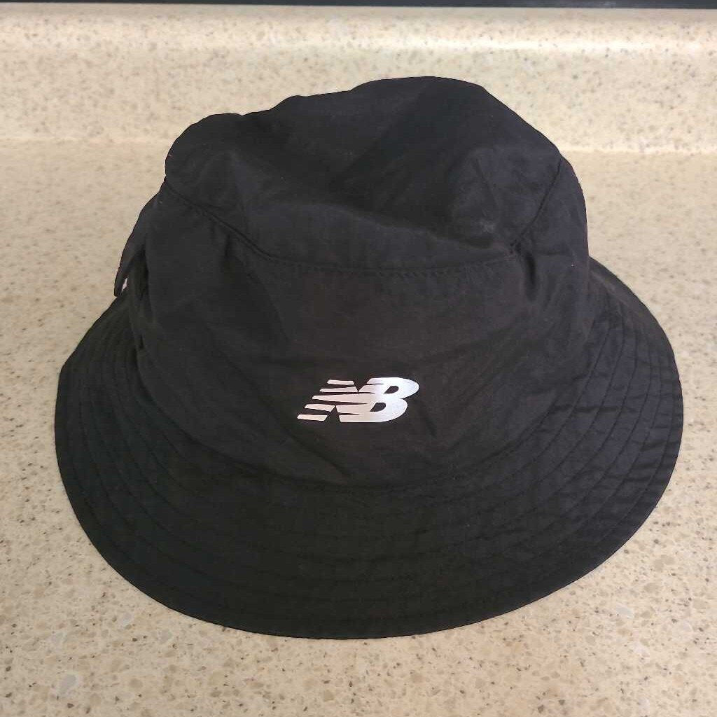 NEW BALANCE - BLACK BUCKET HAT