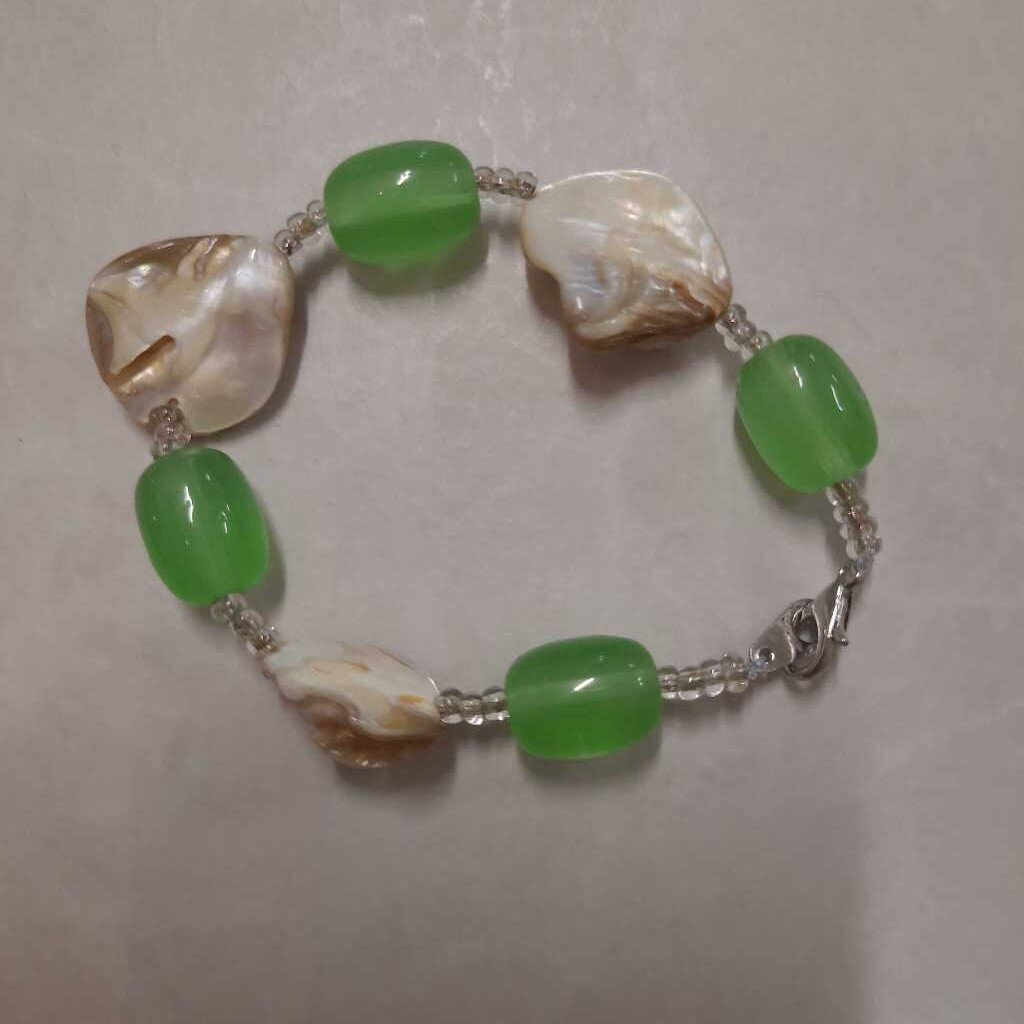 GREEN GLASS & MOTHER OF PEARL BRACLET
