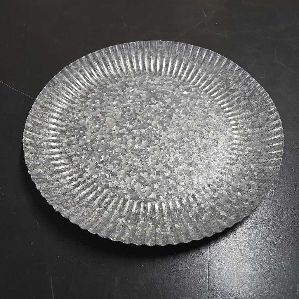GALVANIZED SCALLOPED TRAY