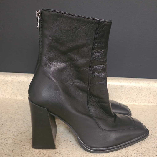 BLACK LEATHER CHUNKY HEEL BOOTS