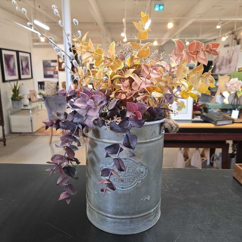 FLOWERS & GARDEN TIN W/MISC FLORAL