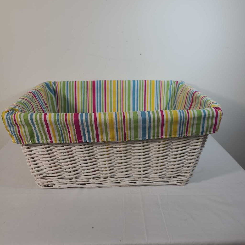 WHITE WICKER BASKET W/LINER