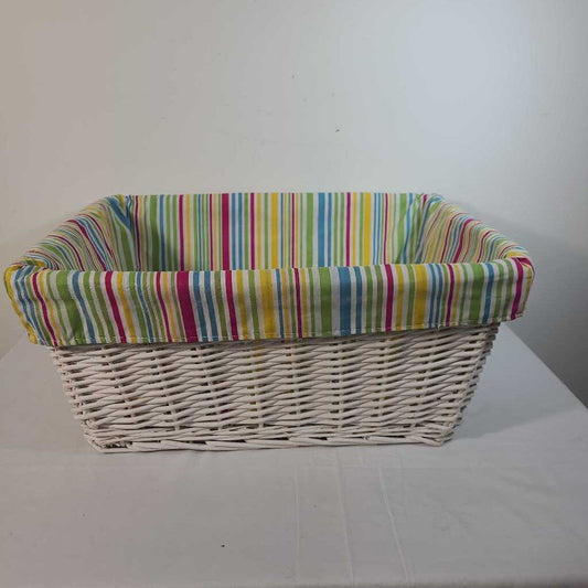 WHITE WICKER BASKET W/LINER