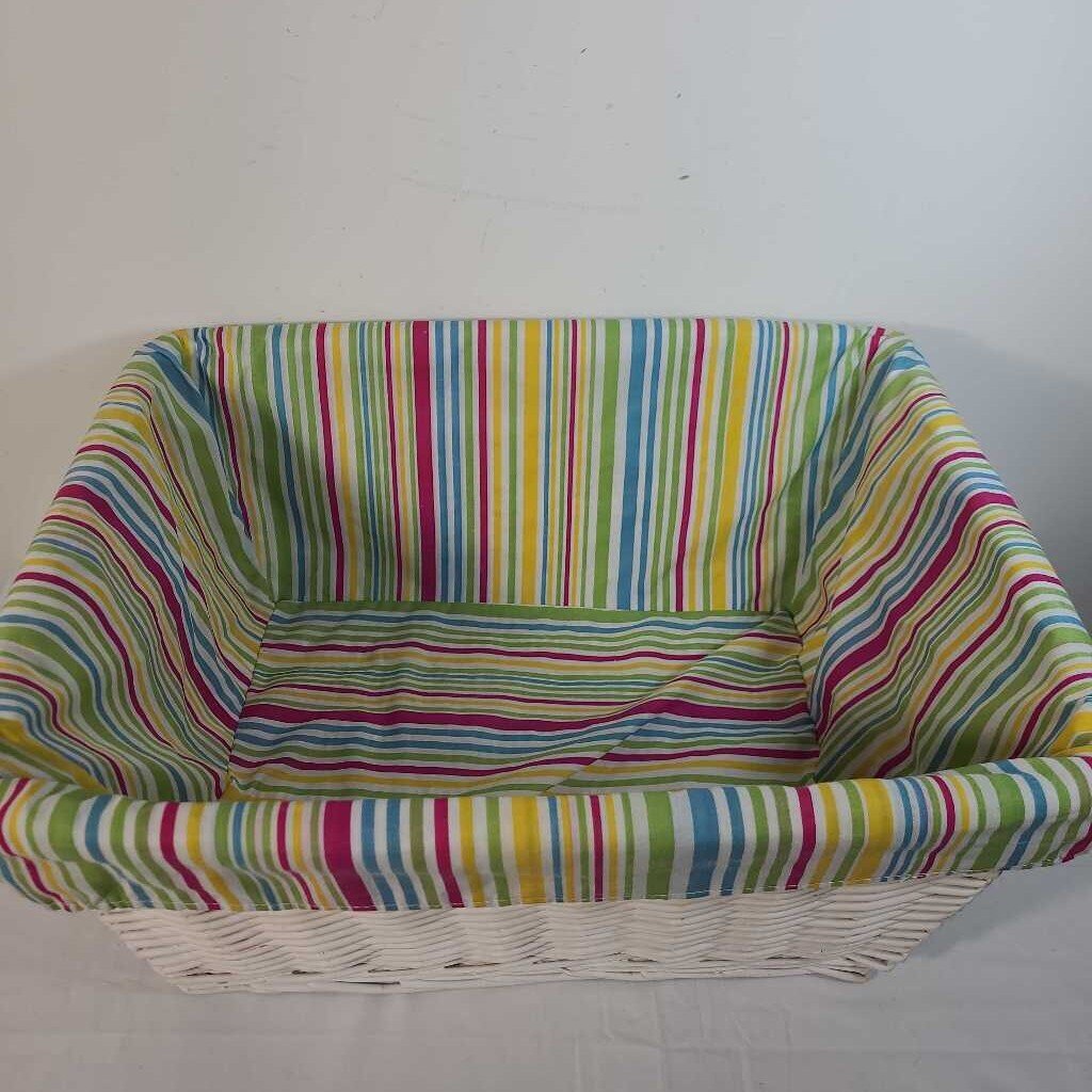 WHITE WICKER BASKET W/LINER