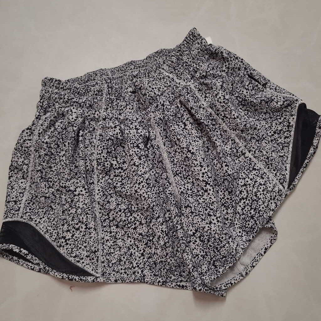 LULULEMON - B/W DAISY TRACKER SHORTS