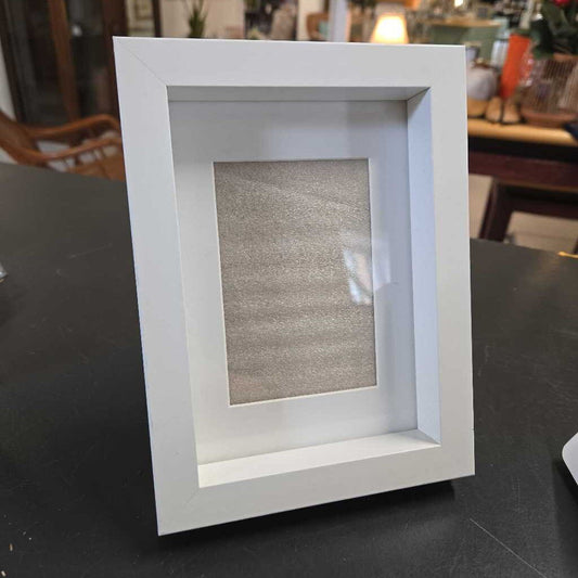 WHITE PICTURE FRAME