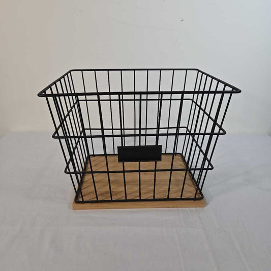 METAL BASKET W/WOODEN BASE