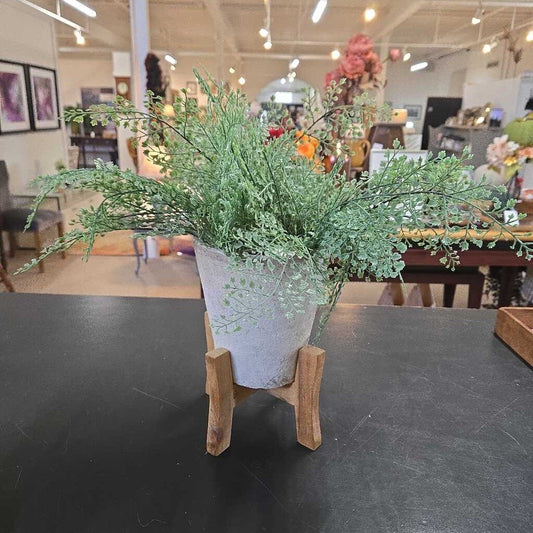 FAUX FERN IN TEXTURED POT ON STAND