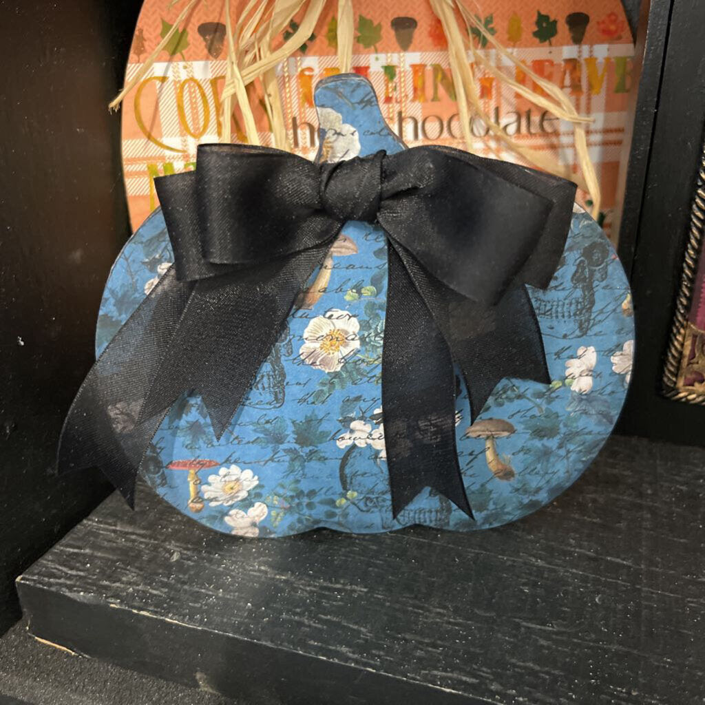PUMPKIN SHELF SITTER - MED