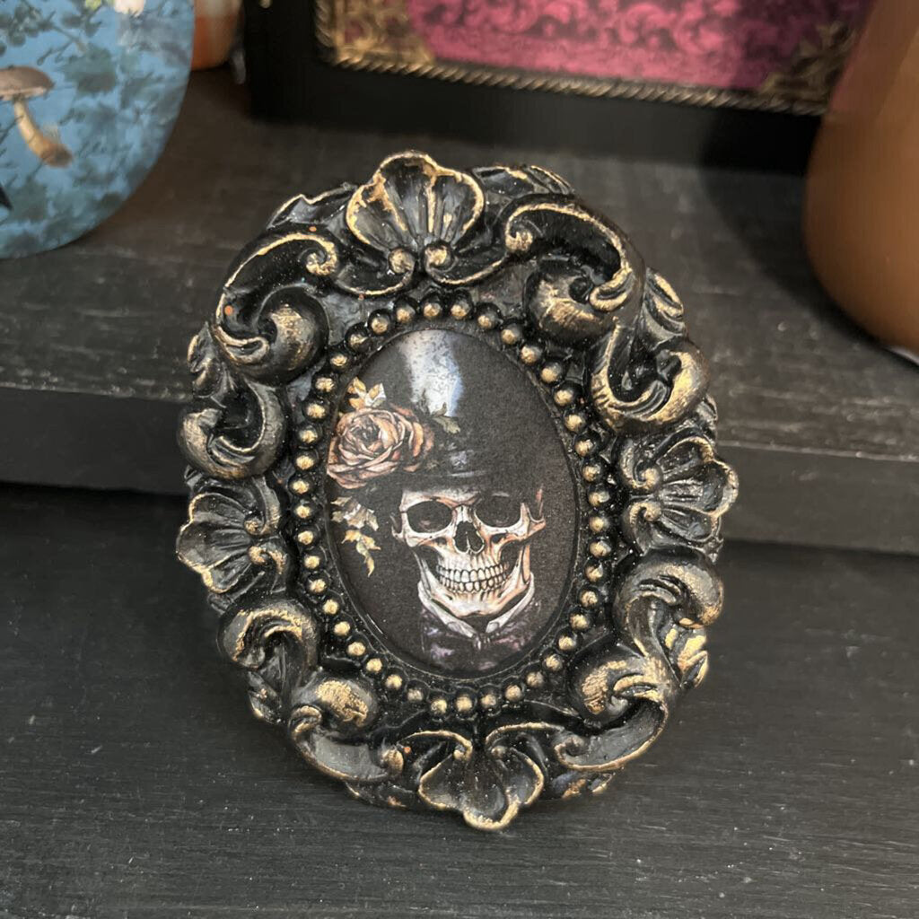 GOTHIC FRAMED SKULL