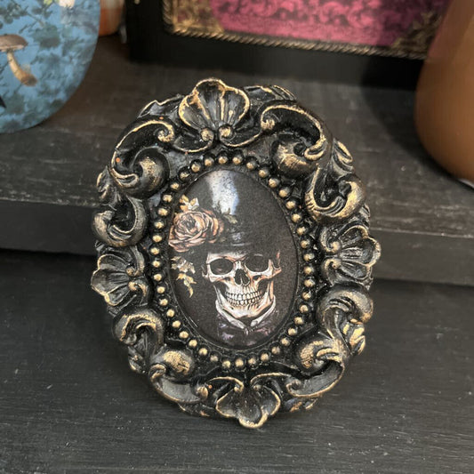 GOTHIC FRAMED SKULL