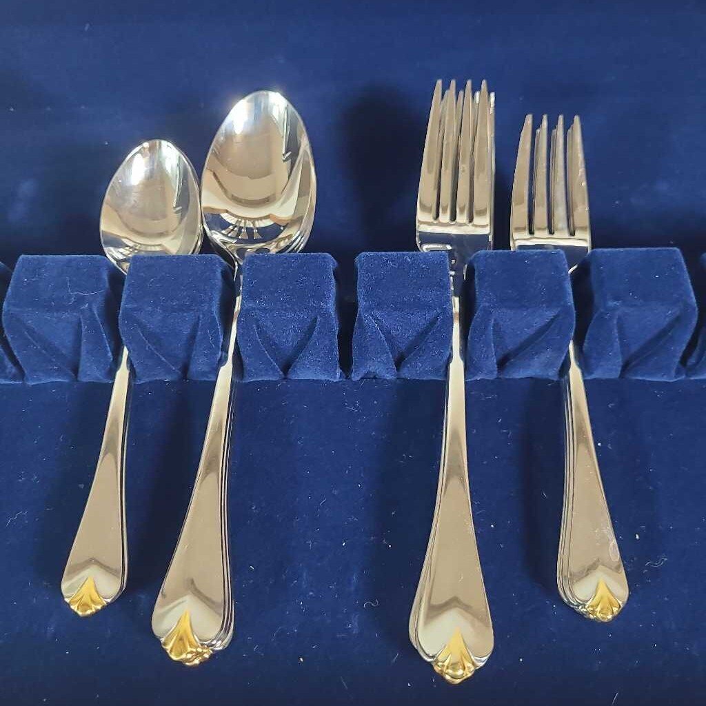 20pc HERITAGE SILVERWARE W/ CHEST