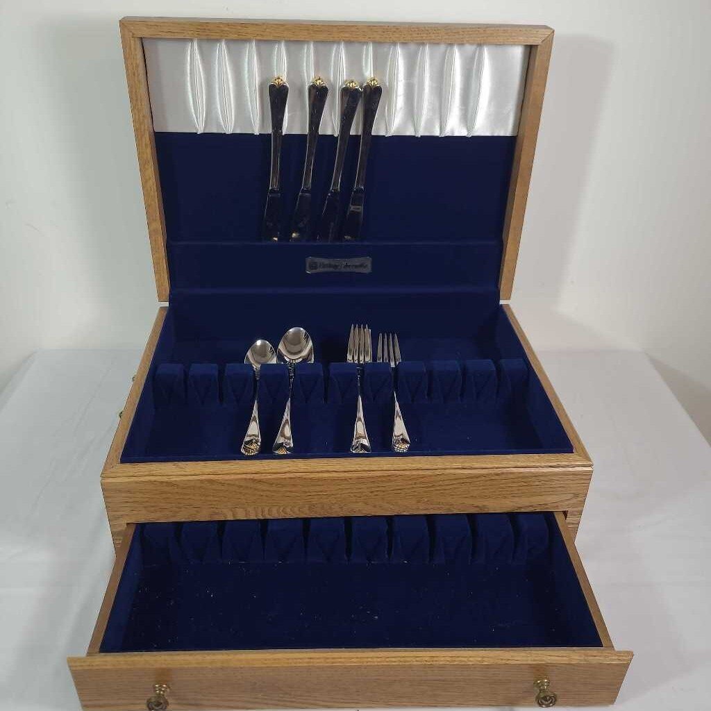 20pc HERITAGE SILVERWARE W/ CHEST