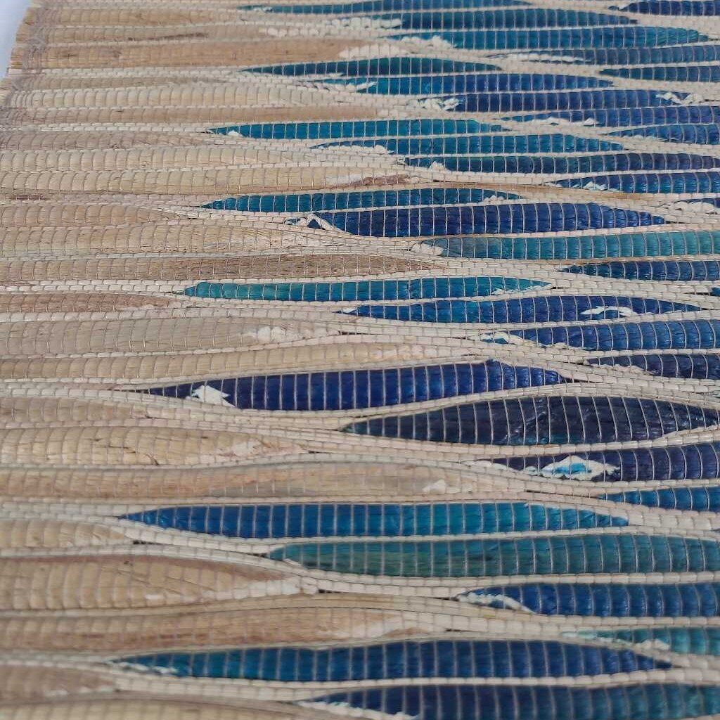 WOVEN RUNNER W/BLUE