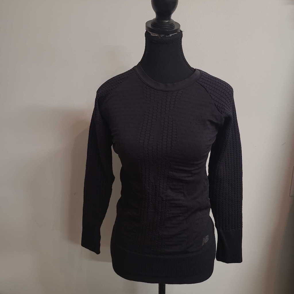 BLACK LONG SLEEVE ATHLETIC TOP