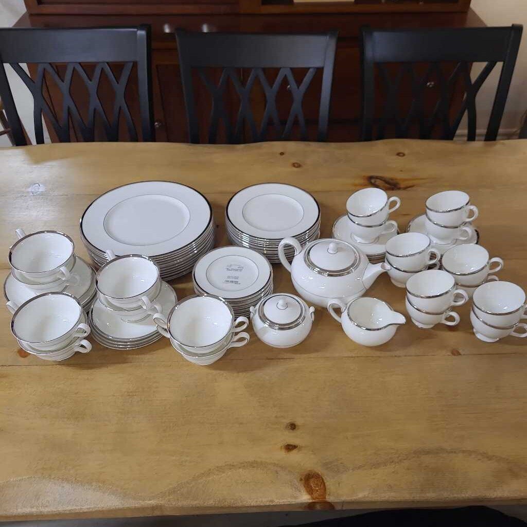 79pc WEDGWOOD CHINA~CARLYN