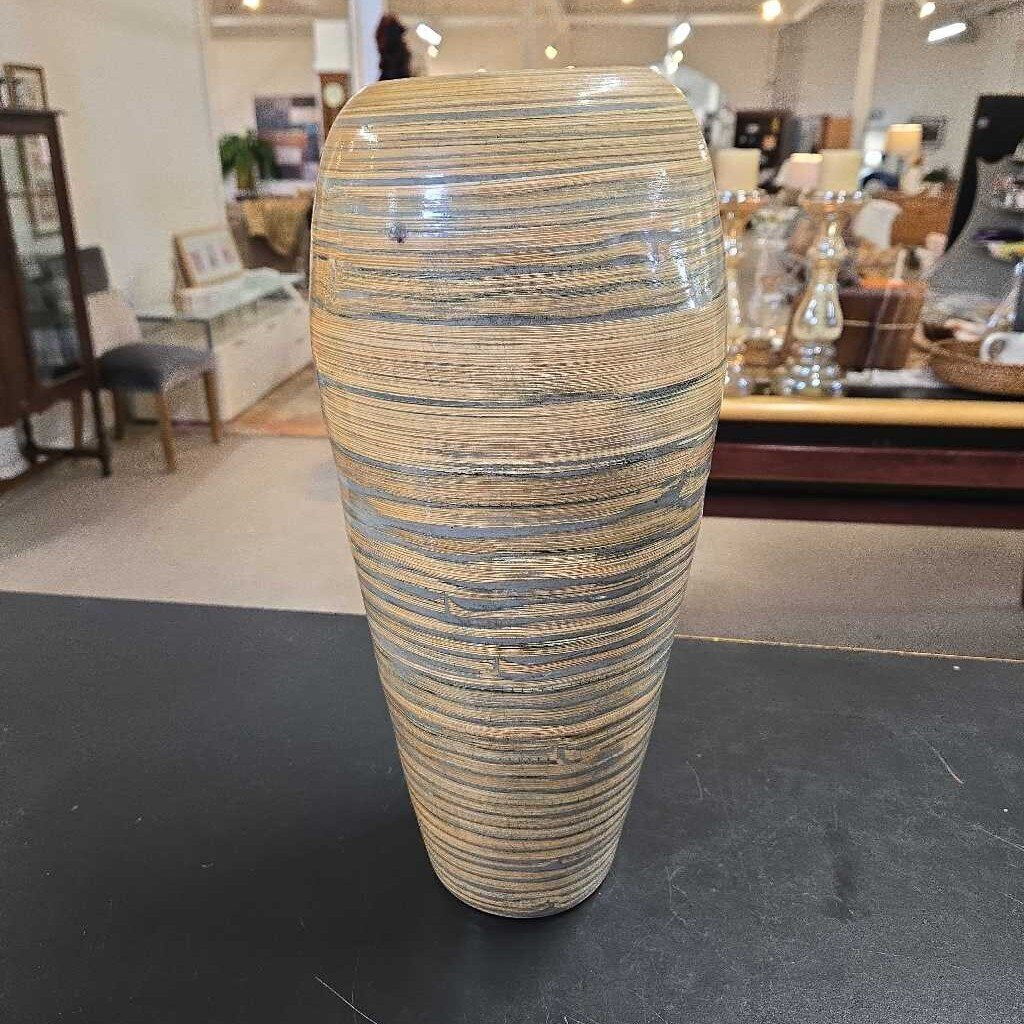 15.5" LACQUERWARE VASE