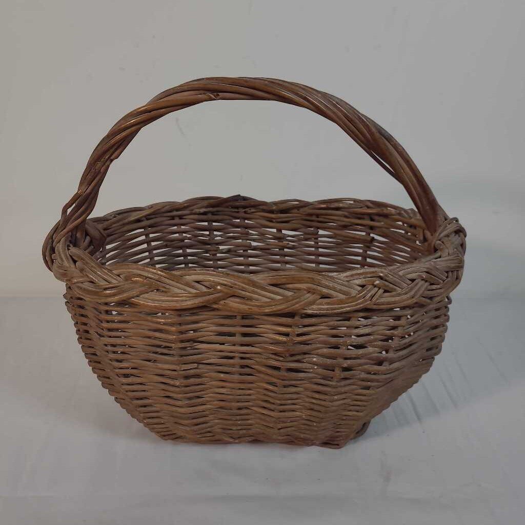 RATTAN BASKET W/HANDLE