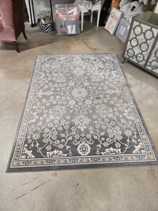 GREY AREA RUG 5'3"x7'