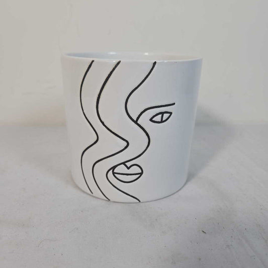 BLACK & WHITE FACE POT