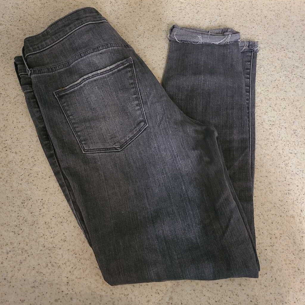 FADED BLACK DISTRESSED JEANS