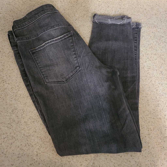 FADED BLACK DISTRESSED JEANS