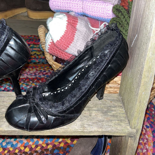 VINTAGE BLACK PUMPS WITH LACE TRIM