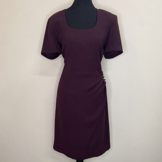 JESSICA - PLUM S/S MIDI DRESS W/ SIDE RUCHING