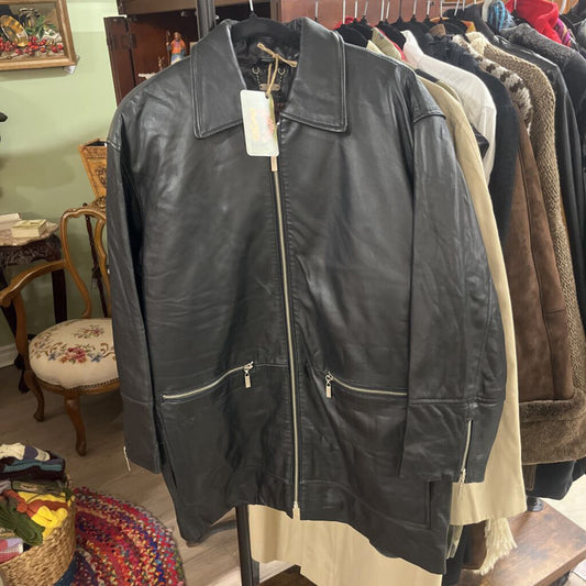 LEATHER JACKET WITH ZIPPER CLOSURE