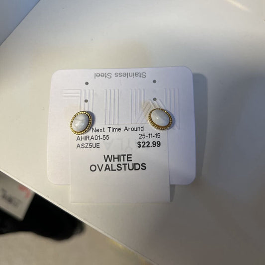 WHITE OVALSTUDS