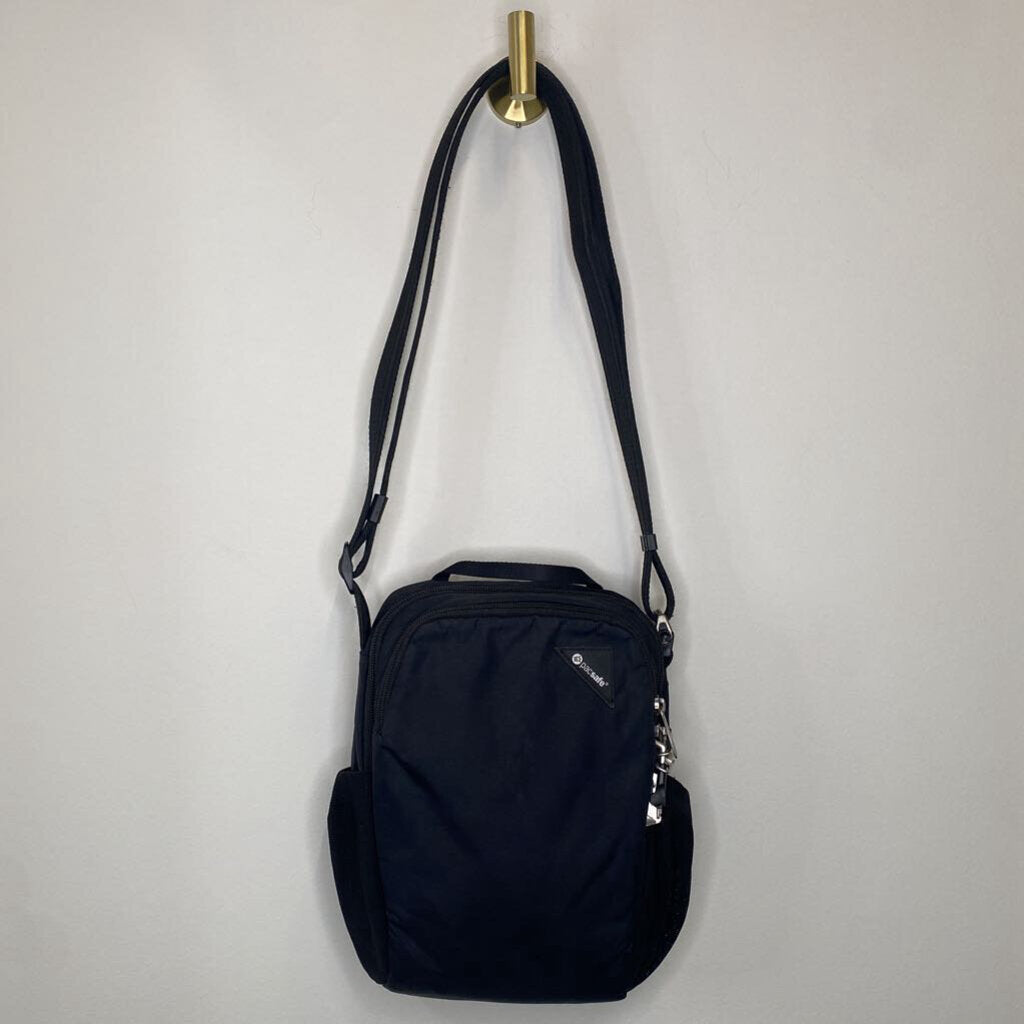 PACSAFE - BLACK CROSSBODY LOCKING PURSE