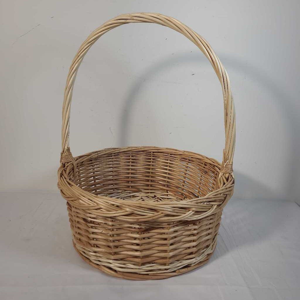 RATTAN BASKET W/HANDLE