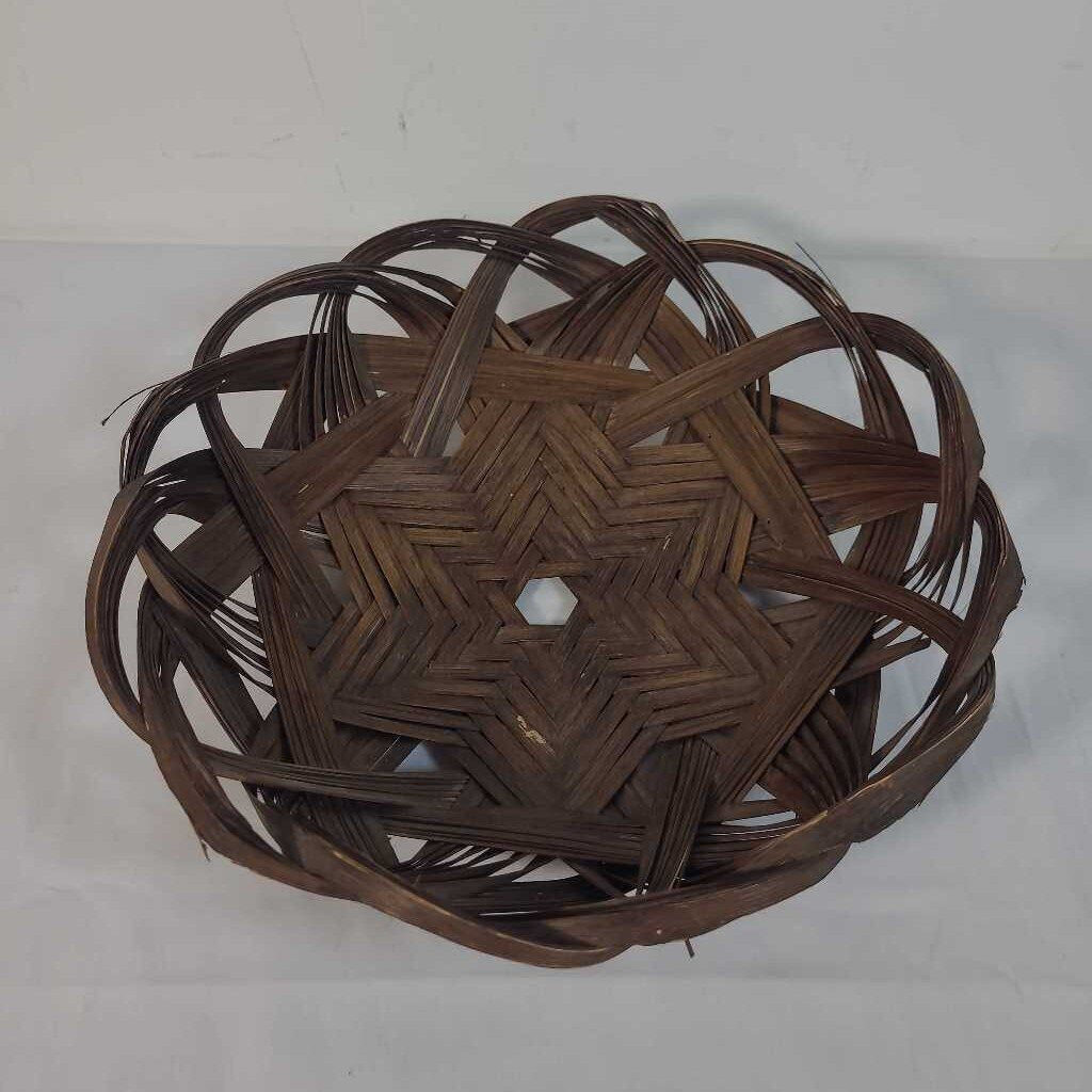 VTG WOVEN BASKET W/ STAR