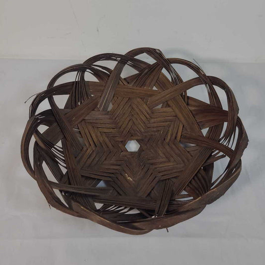 VTG WOVEN BASKET W/ STAR