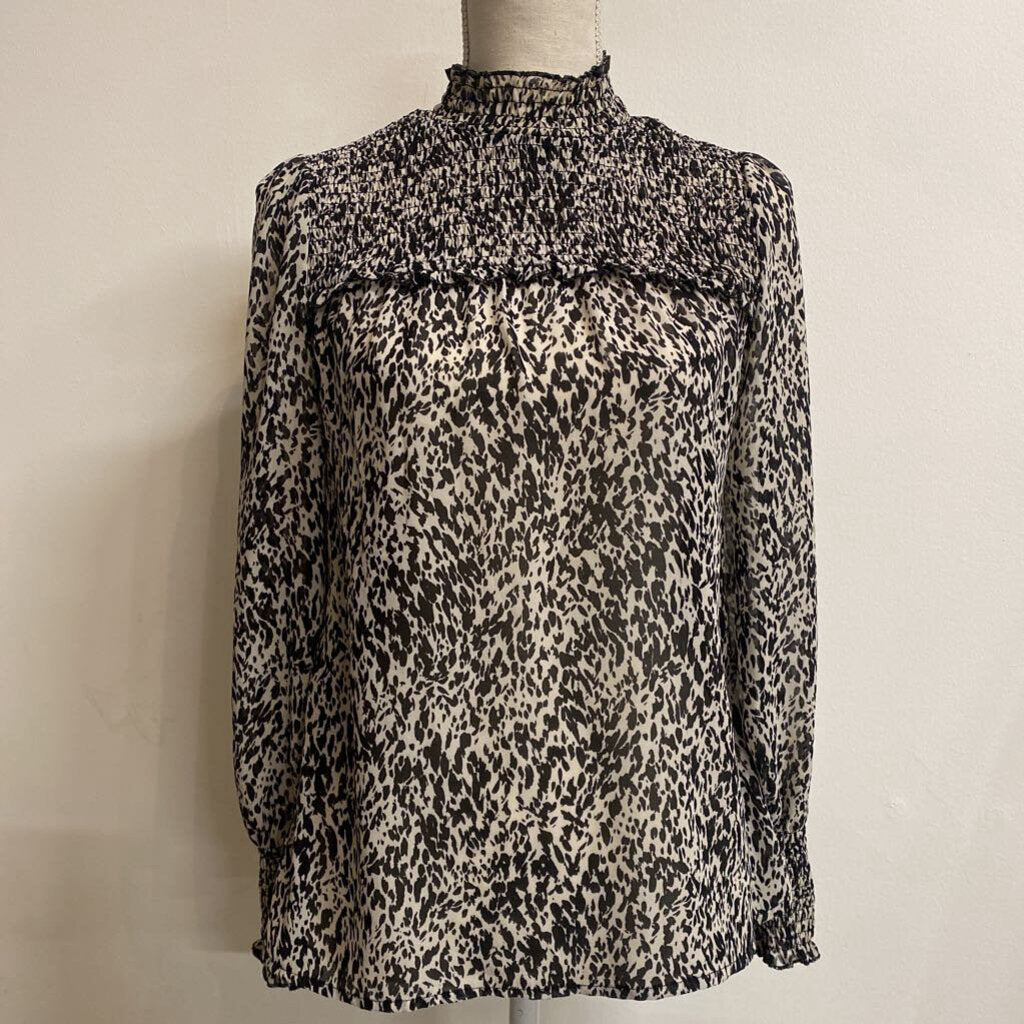 DYNAMITE - B/W MOCK-NECK L/S BLOUSE