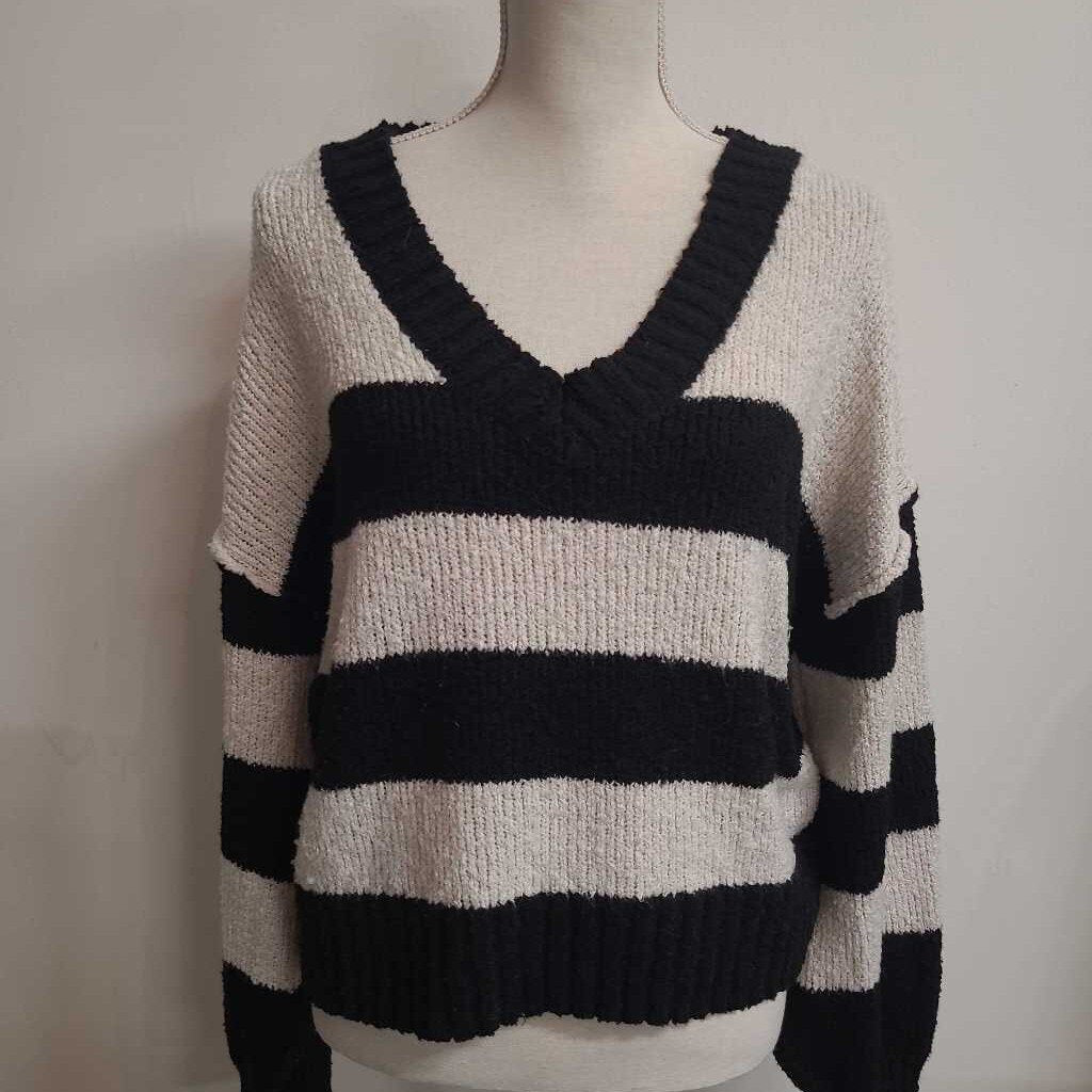 BLACK & WHITE STRIPED SWEATER