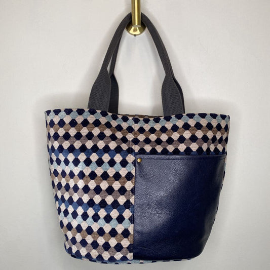 CODY INDIGO - NAVY/BEIGE/GREY GEOMETRIC BUCKET PURSE W/ LEATHER POCKET