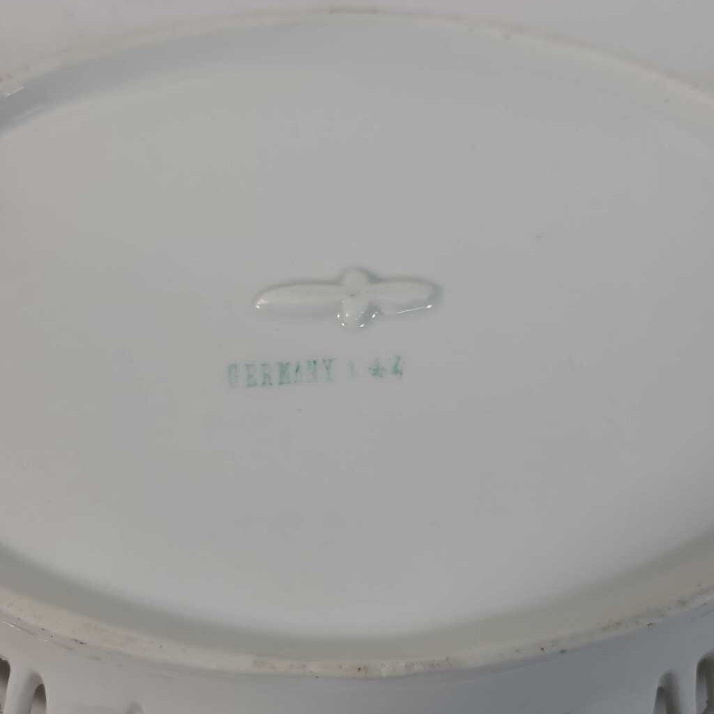 DRESDEN RETICULATED OVAL SERVING DISH