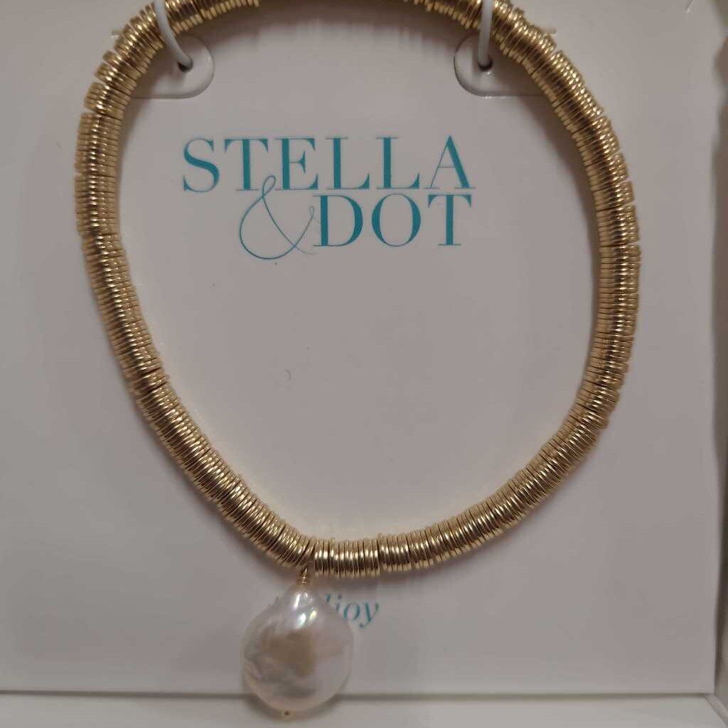GOLD STRETCH BRACLET WITH PEARL DROP