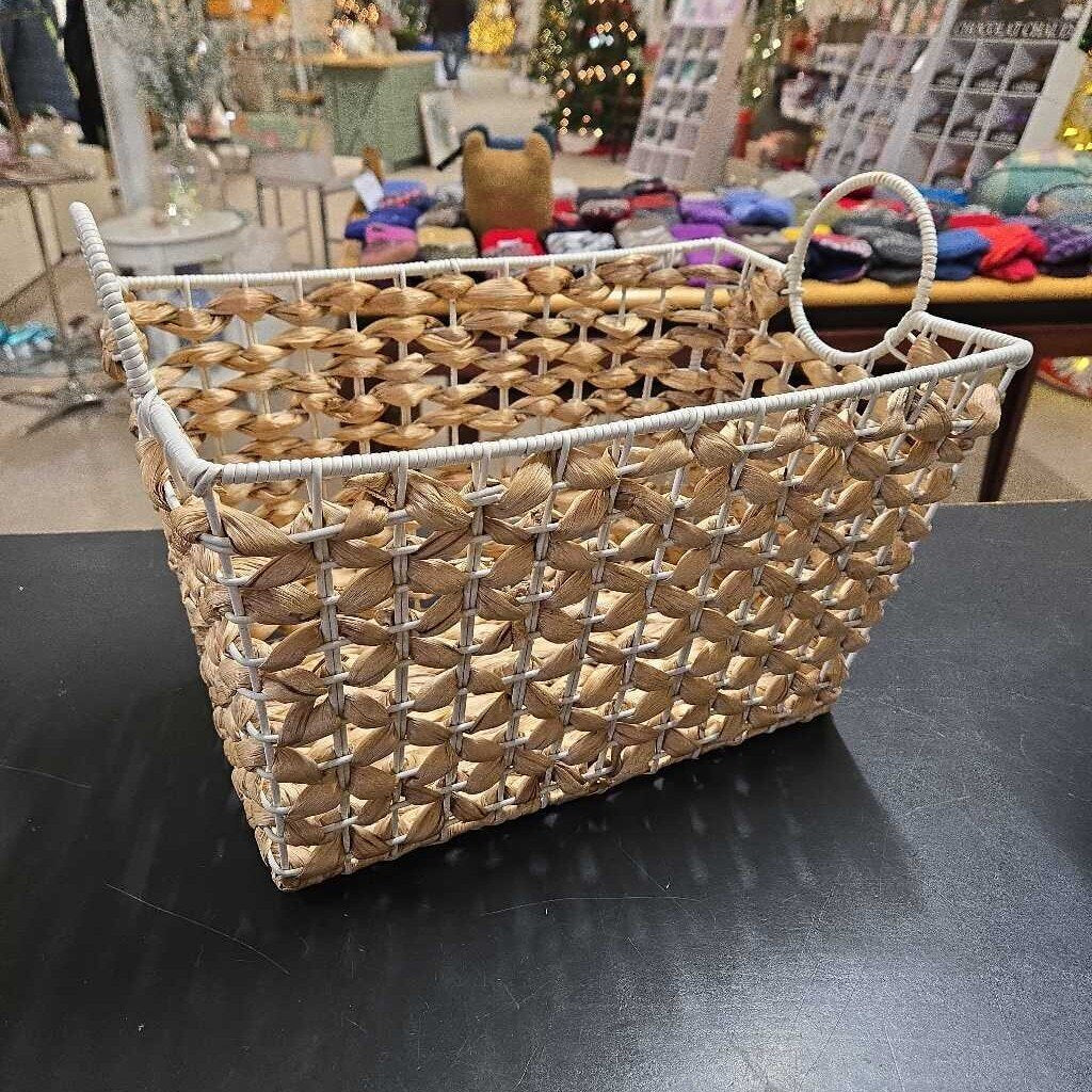 WOVEN BASKET W/CREAM HANDLES