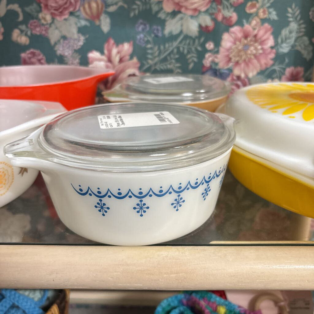 Pyrex 1.5 pt w/ Lid - Snowflake Blue