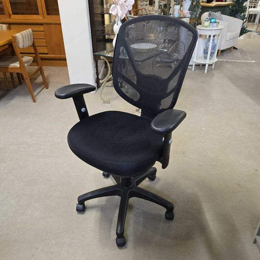 BLACK MESH OFFICE CHAIR