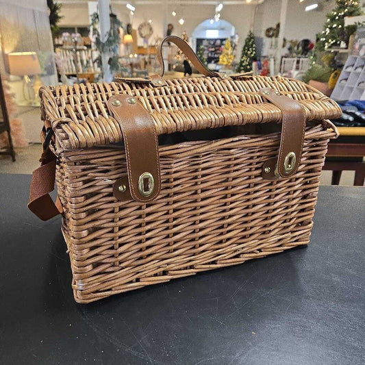 LUNCH FOR 4 PICNIC BASKET