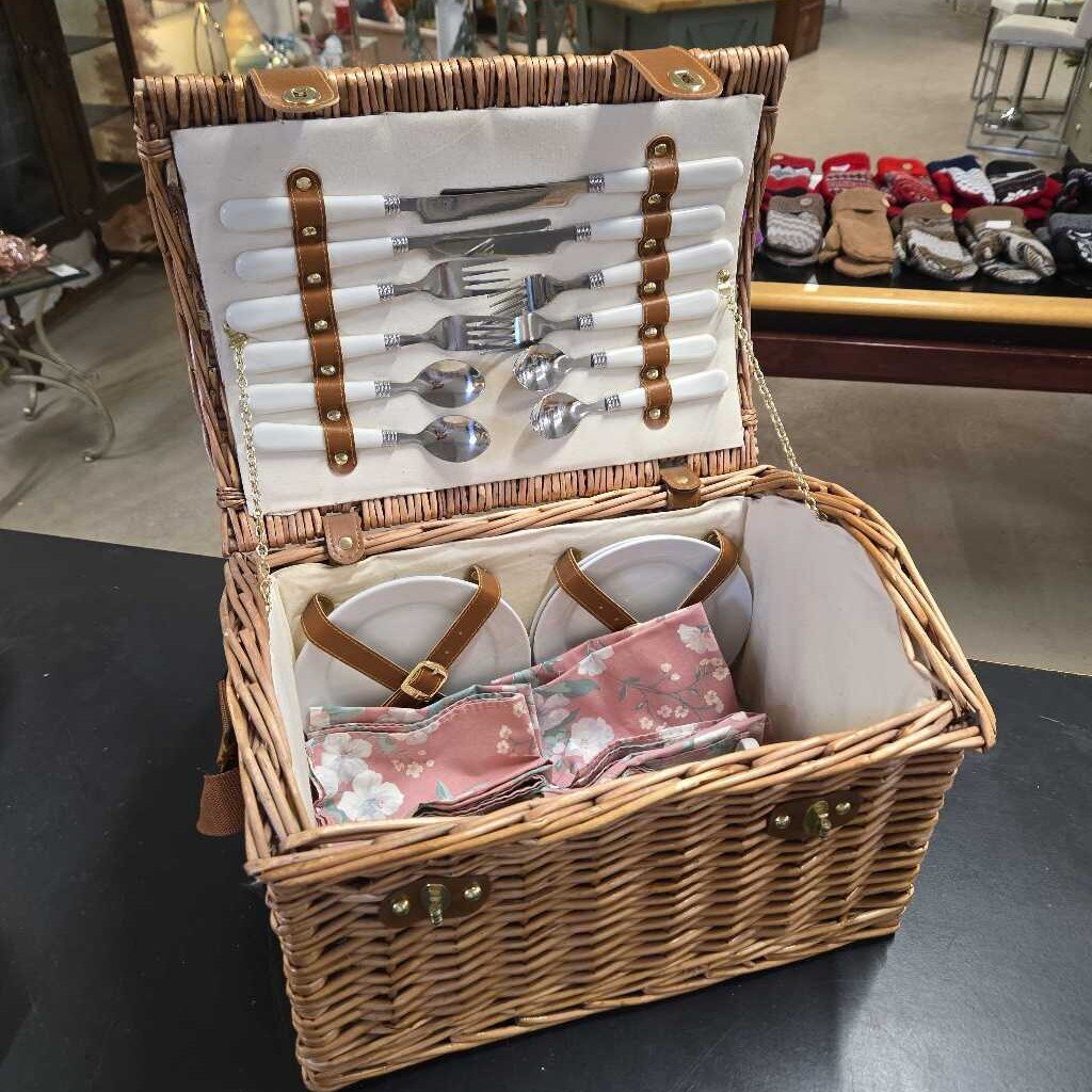 LUNCH FOR 4 PICNIC BASKET