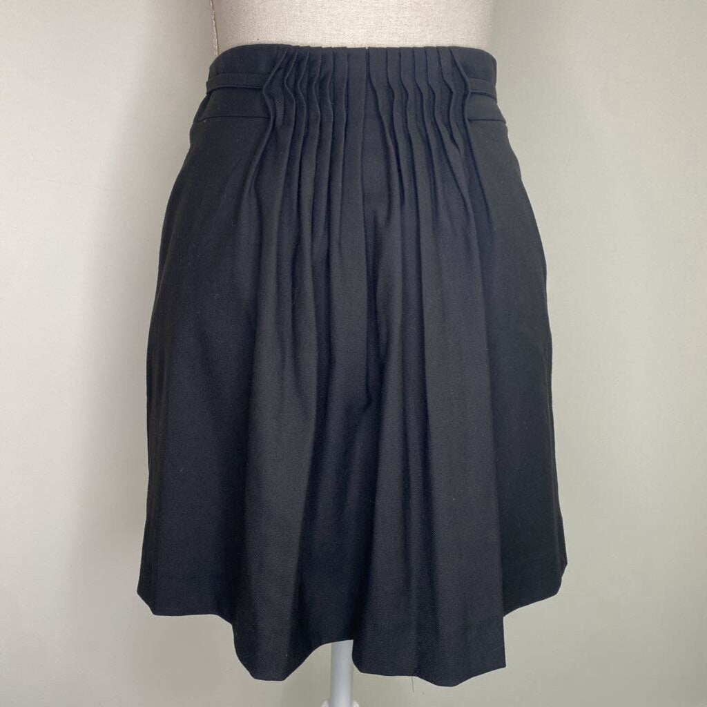 GAP - BLACK MINI SKIRT W/ PLEATS