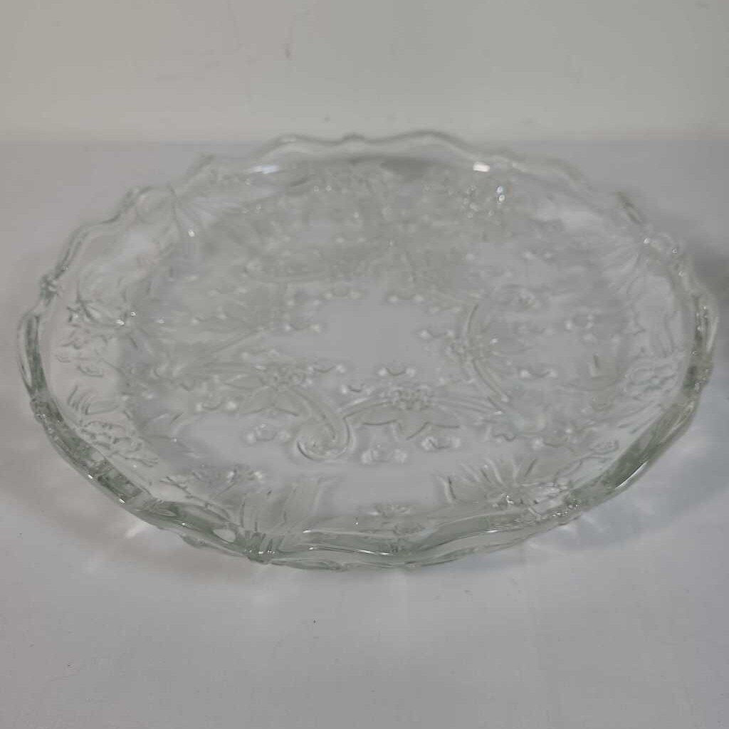 FOOTED GLASS PLATE W/BOWS