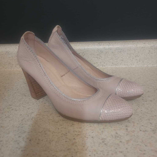 BEIGE LEATHER SLIP ON PUMPS